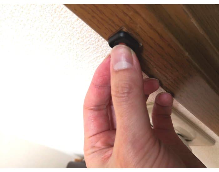魔法のテープの上からモノを貼る様子