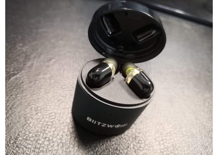 BW-FYE8充電ケースにイヤホンを入れた様子