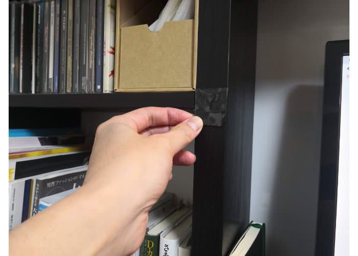 デスクに魔法のテープを貼る様子15