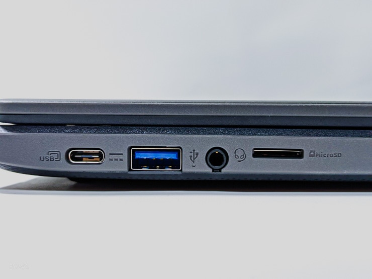 左側面、MicroUSB差込口と3.5ミリイヤホンジャック、USB-AポートとUSB-Cポートがそれぞれ1つ用意されているのみ