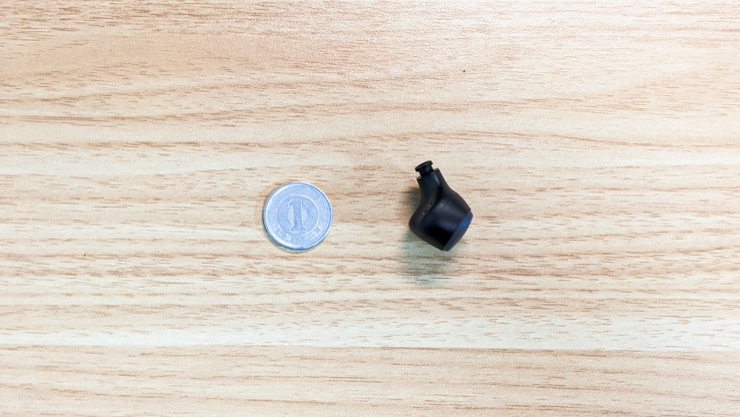 SOUNDPEATS　Miniと1円玉を実際に比較した様子の画像