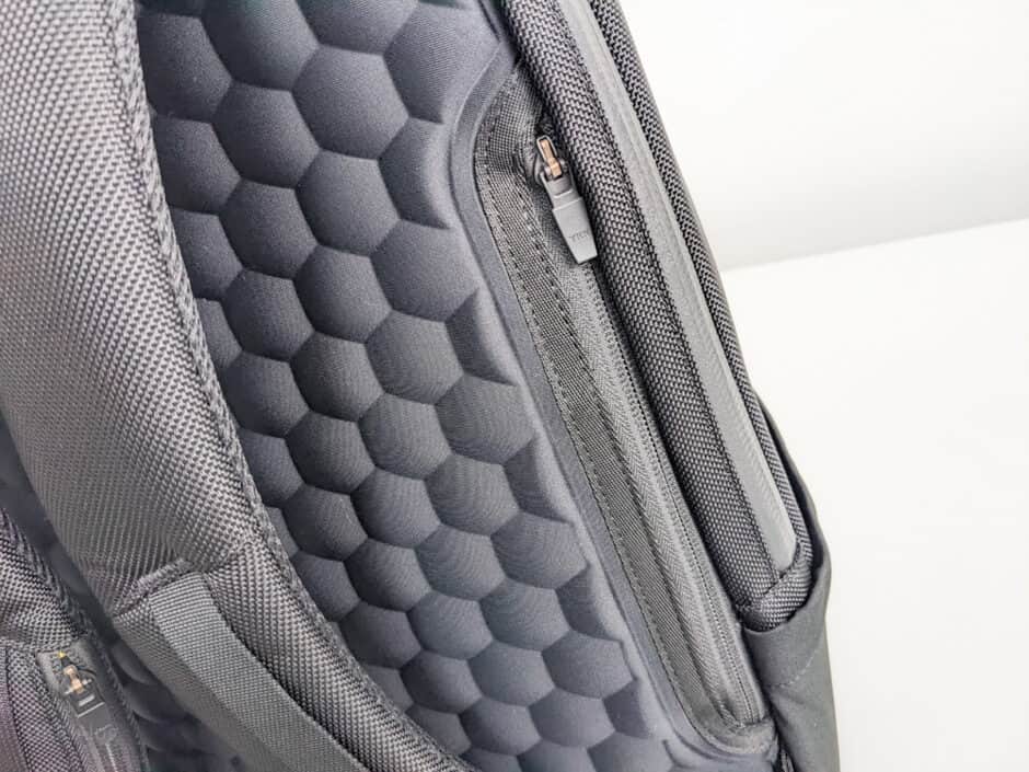 WEXLEY「ACTIVE PACK」レビュー。タウンユースに最適20Lでおしゃれな機能性バックパック[PR] | OKINAlog