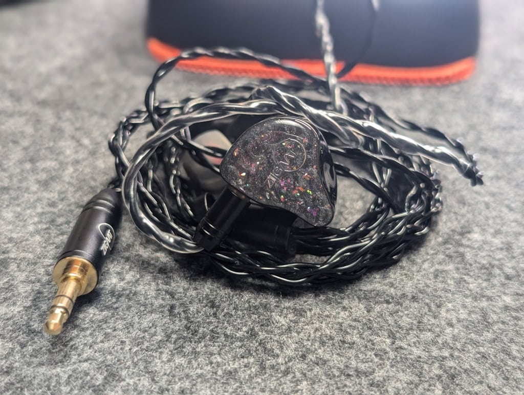 ZiiGaat Areteレビュー。1DD+4BAナチュラルな中高音とパンチのある低音が魅力のIEM