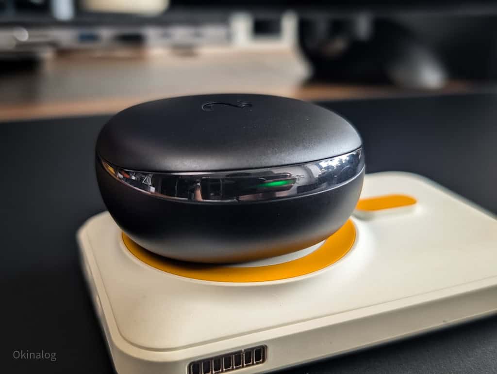 viaim RecDotがワイヤレス充電に対応していることをワイヤレス充電器に置いて確認している様子