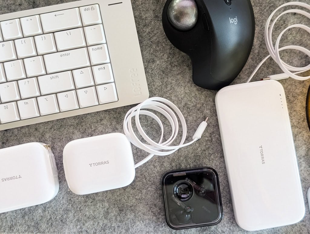 TORRASのケーブル巻取り式充電器&モバイルバッテリーがあれば