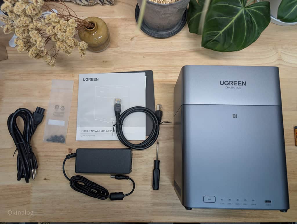UGREEN DH4300 Plusのパッケージ内容を並べた様子