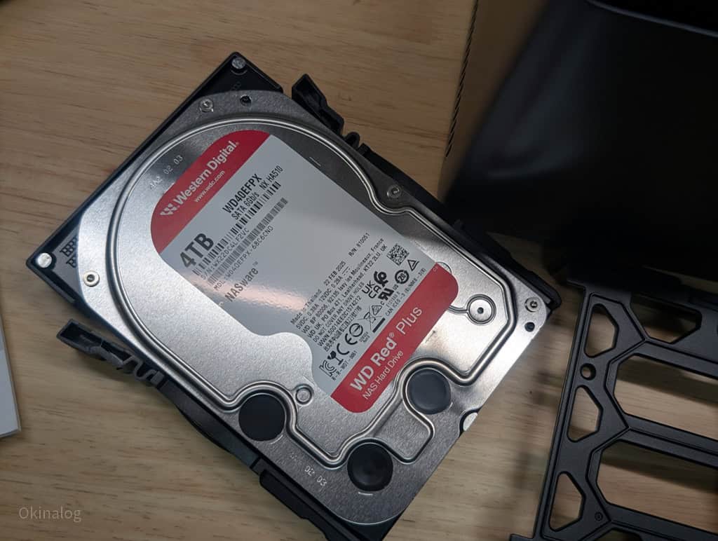 UGREEN DH4300 PlusにHDDを装着している様子