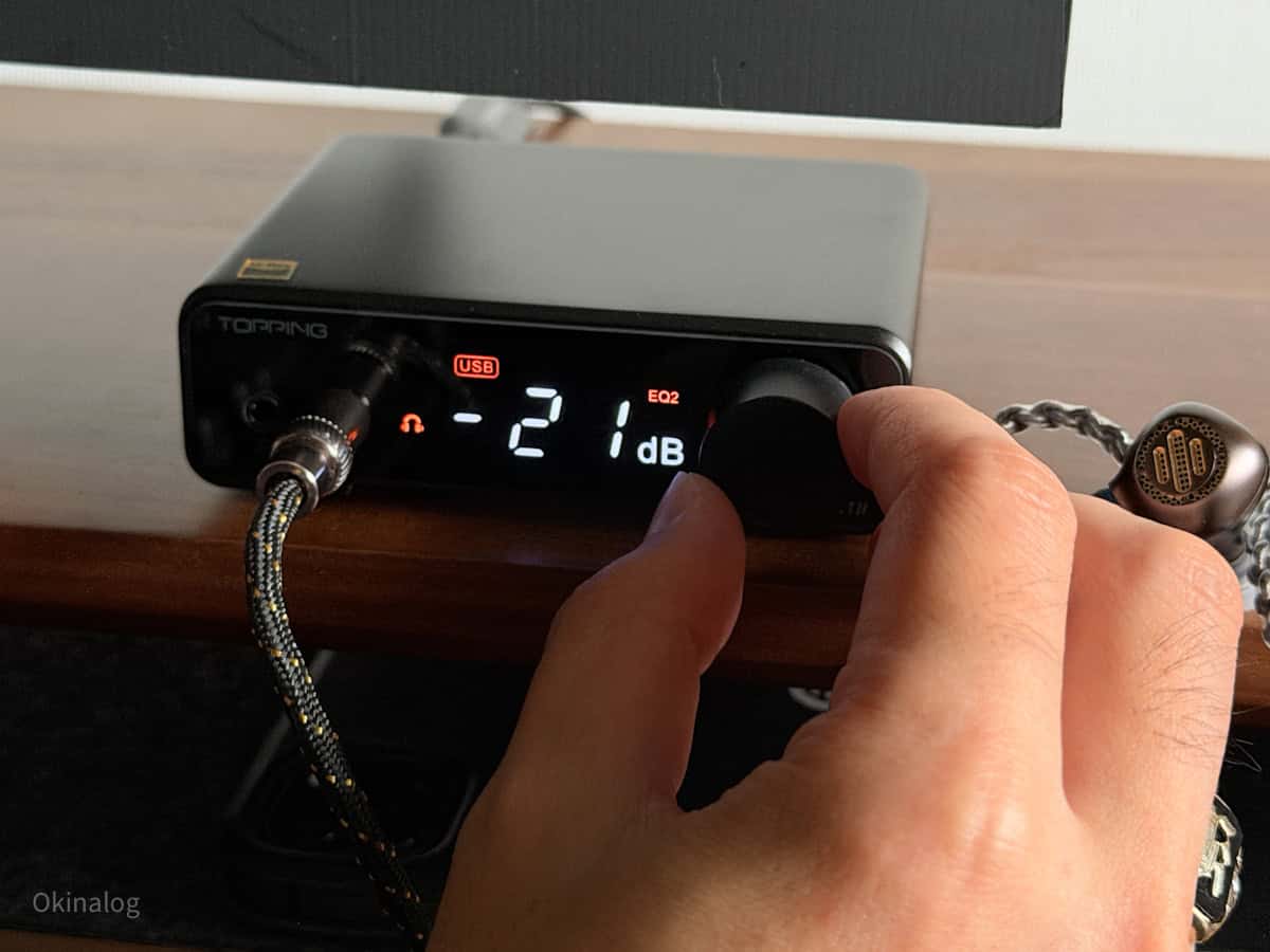 TOPPING DX1 IIダイヤルを操作している様子