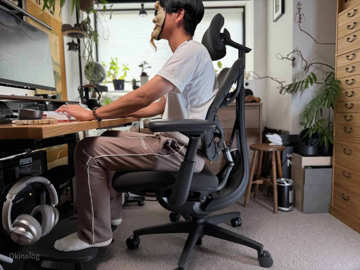 猫背になってOmni Genに座っている様子