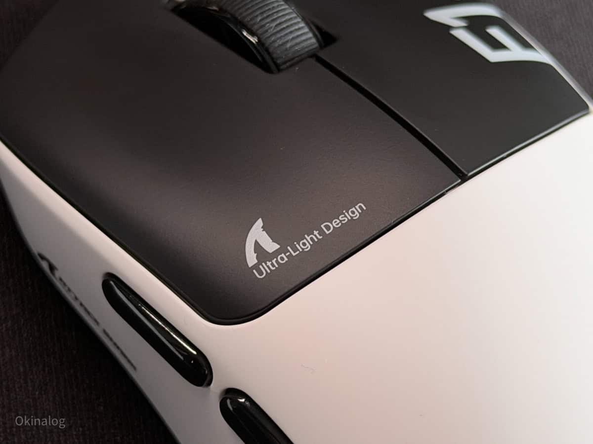 F1 Air左ボタンに印字されたATTACK SHARKのロゴとUltra-Light Designの文字