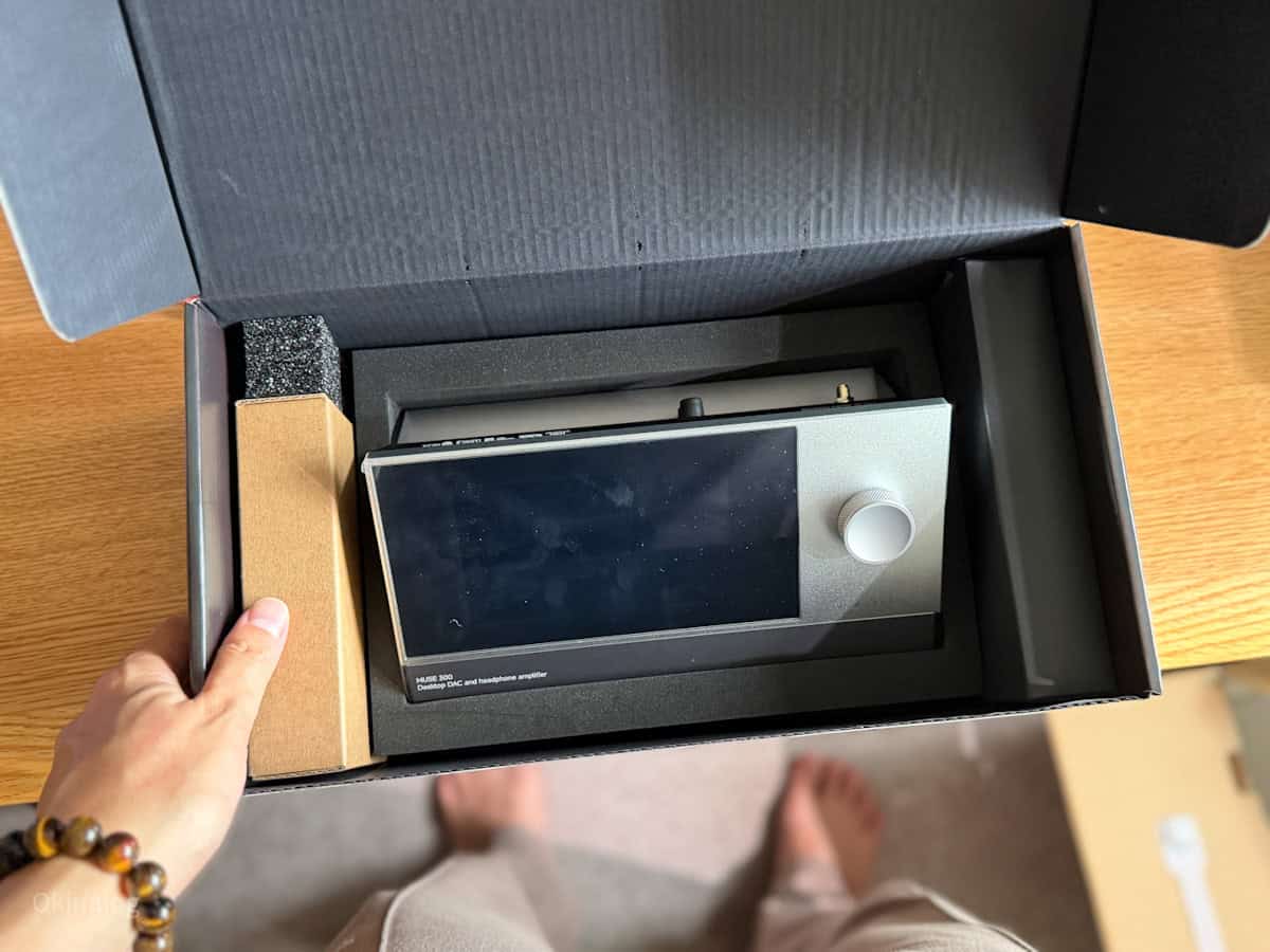 MUSEHIFI MUSE300パッケージを開封した様子